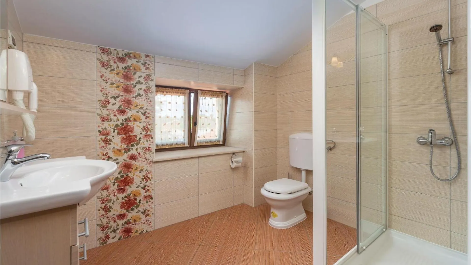 Cozy Home In Tinjan With Wifi